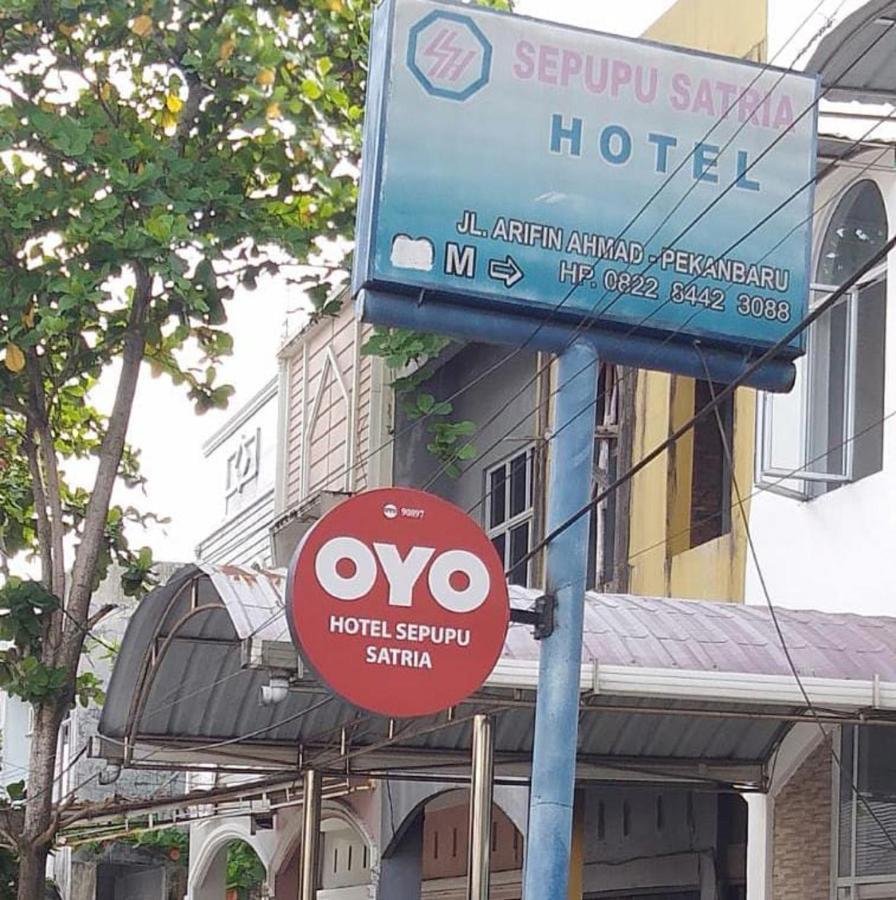 Oyo 90897 Hotel Sepupu Satria Pekanbaru Exterior foto